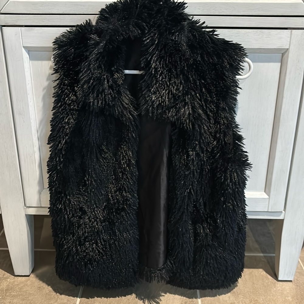 Woman’s black faux fur vest open in front. Beautiful!!